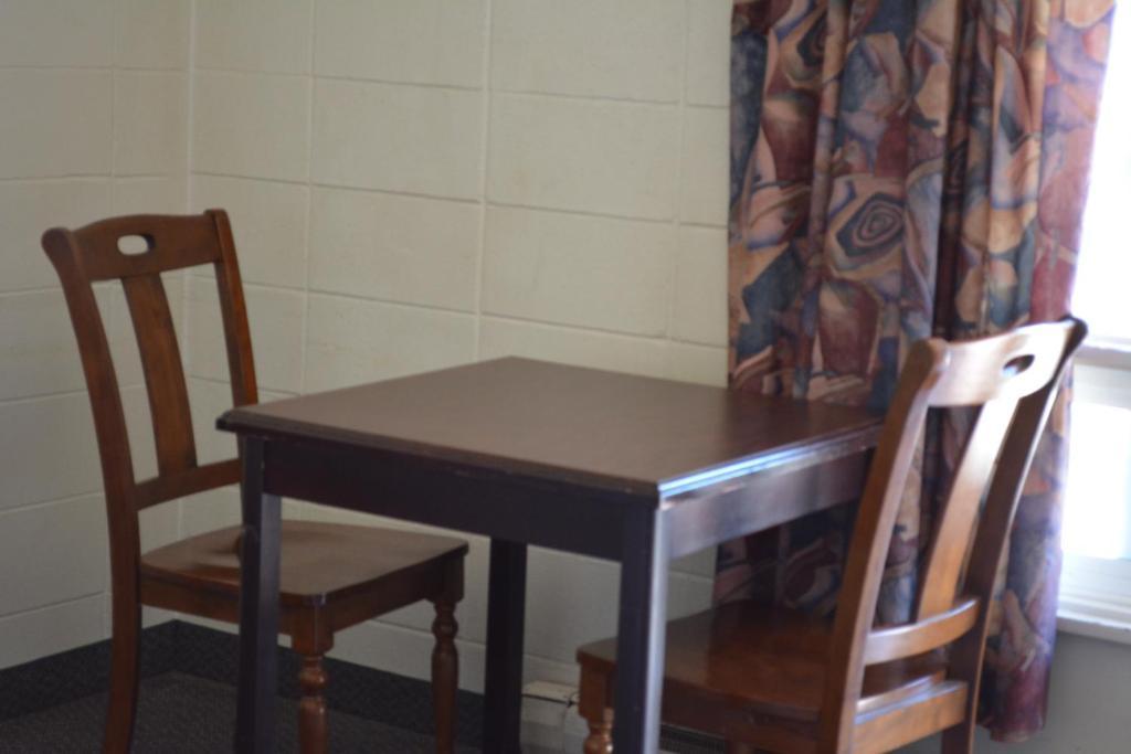 Queensway Court Motel Prince George Bagian luar foto